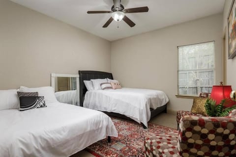 Summer Deal! Cozy Home near Fort Worth Stockyards, Globe Life, AT&T House in River Oaks