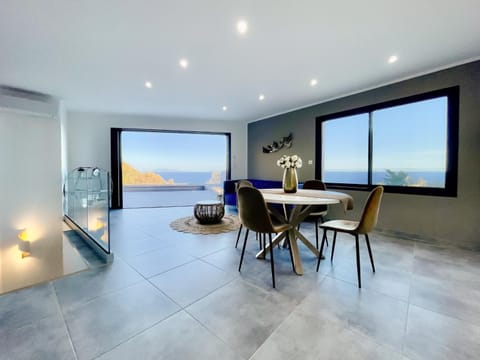 Living room, Pool view, Sea view