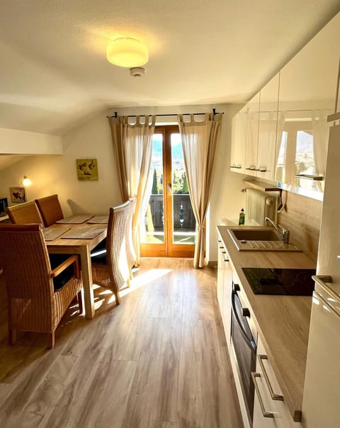 Kitchen or kitchenette, Seating area, Dining area