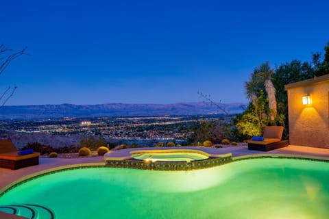 Cliff House - El Paseo Retreat with amazing views of Palm Desert city lights Casa in Palm Desert