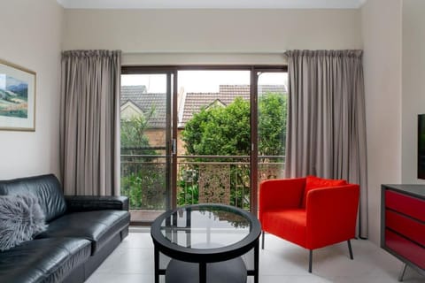 Spacious 3-Bed Townhouse in Stylish Balmain House in Rozelle