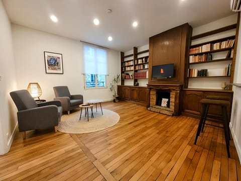 Library, TV and multimedia, Living room, Seating area, flat iron