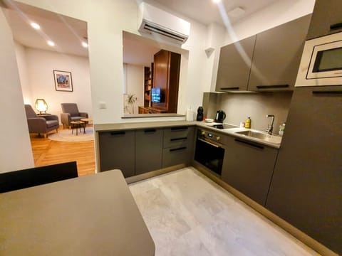 Kitchen or kitchenette, Dining area, minibar, pet friendly, stove, air conditioner