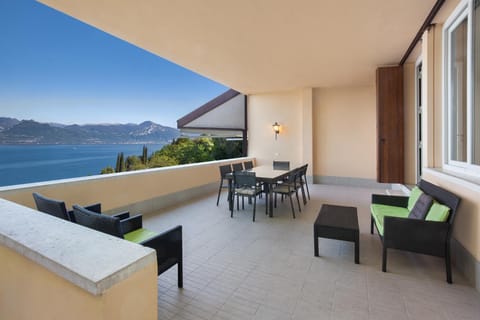 Natural landscape, View (from property/room), Balcony/Terrace, Living room, Lake view, Mountain view