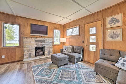 Cozy Petoskey Area Retreat on Burt Lake Access! Haus in Burt Lake