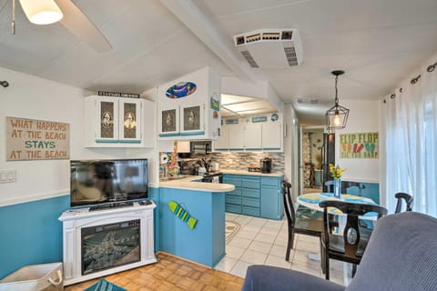 Cute Port Charlotte Home with Resort Amenities! Casa in North Port