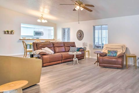 Spring Hill Bungalow with Heated Pool and Lanai! Casa in Spring Hill