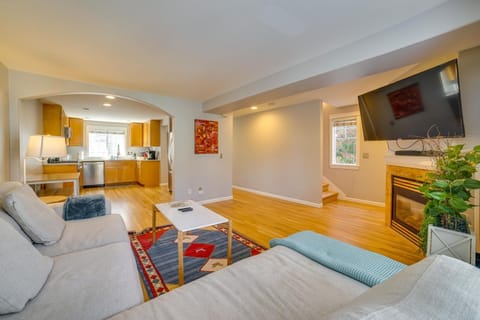 Pet-Friendly Seattle Townhome Less Than 1 Mile to Lake! House in Seattle