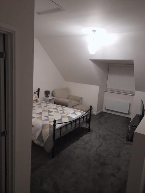 Spacious Ensuite King Room Private Neighbourhood Free Parking Space Chambre d’hôte in Oldham