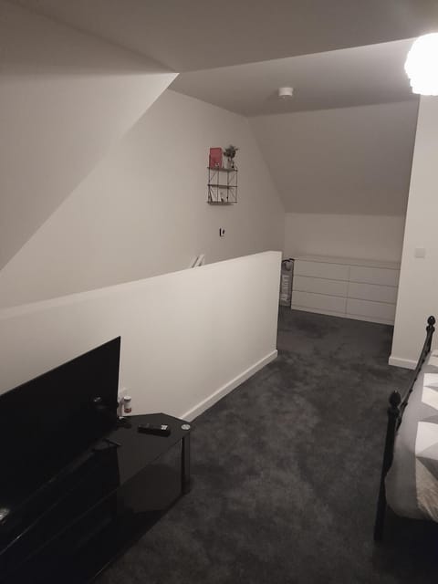 Spacious Ensuite King Room Private Neighbourhood Free Parking Space Chambre d’hôte in Oldham
