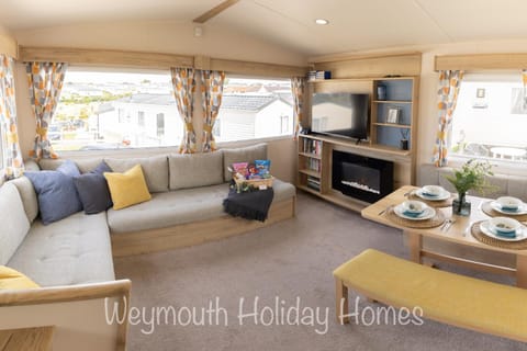 2021 2 Bedroom Deluxe Caravan Sleeps 6 with WI-FI Chalet in Weymouth