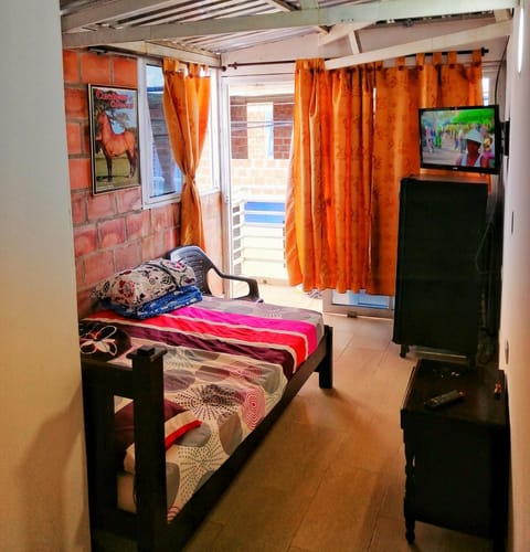 Bed, TV and multimedia, Bedroom