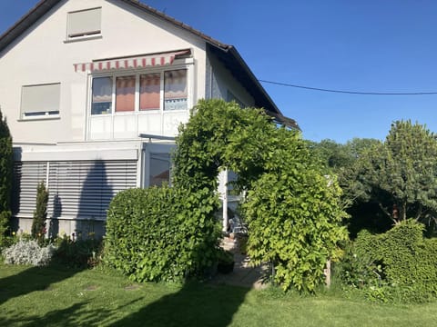 Photo of the whole room, Garden view