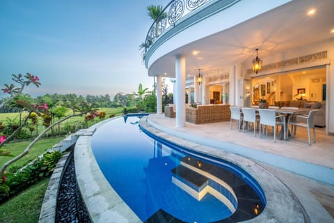 View (from property/room), Dining area, Pool view, Swimming pool