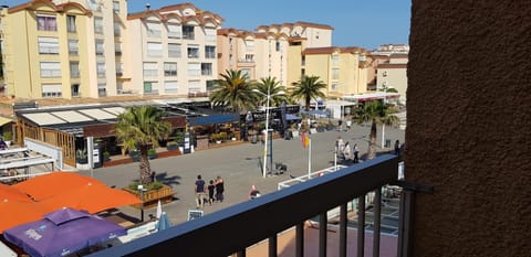 Neighbourhood, Balcony/Terrace, City view