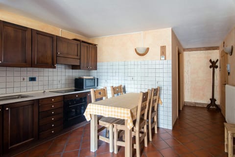 Kitchen or kitchenette, Dining area, minibar, pet friendly