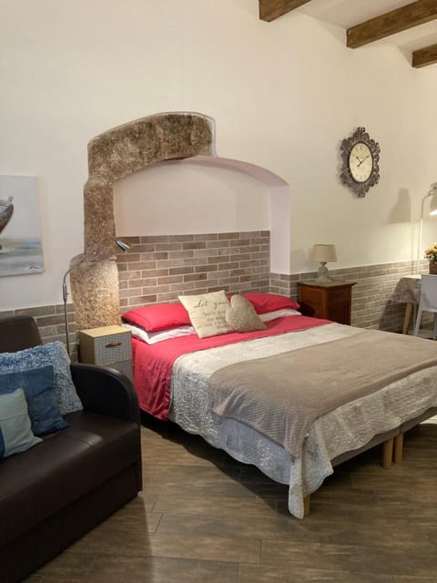Bed, Living room, Photo of the whole room, Bedroom