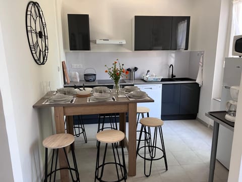 Kitchen or kitchenette, Dining area