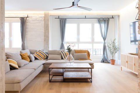 Amplio y moderno apartamento con tarima refrescante by Staynnapartments Apartment in Bilbao