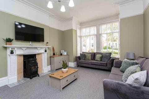 Stylish 5 Bedroom House - Walking distance to Beach House in Lytham St Annes