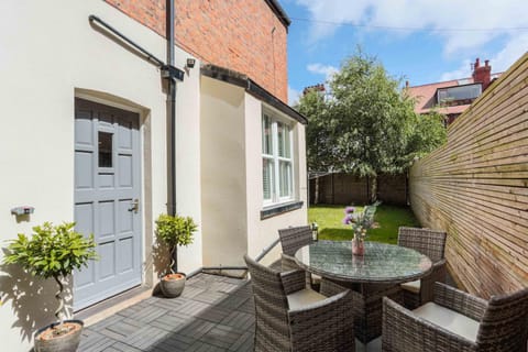 Stylish 5 Bedroom House - Walking distance to Beach House in Lytham St Annes