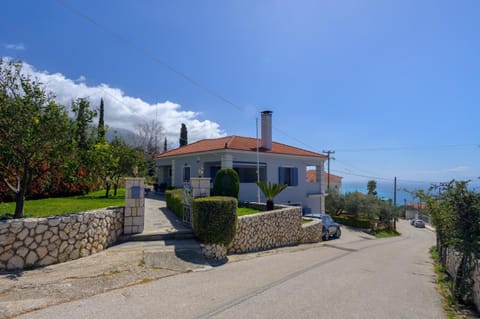 Villa Artemis - Luxury Home over Lourdas bay Haus in Vlachata