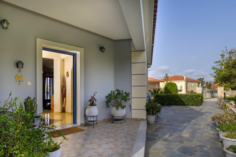 Villa Artemis - Luxury Home over Lourdas bay House in Vlachata