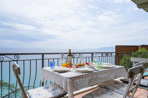 Day, Natural landscape, View (from property/room), Balcony/Terrace, Food and drinks, Dining area, Sea view