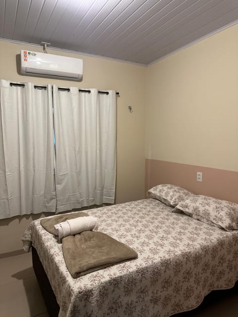 Bed, Photo of the whole room, Bedroom, air conditioner