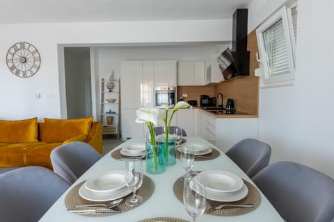 Kitchen or kitchenette, Seating area, Dining area, air conditioner