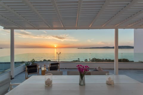 Satsi’s Premium Seascape-2 min from the beach&town Apartment in Paros