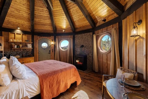 Bed, Photo of the whole room, Bedroom, Mountain view