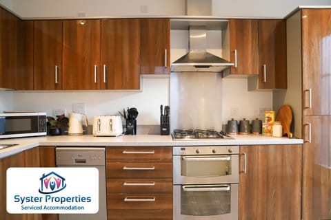 Syster Properties Leicester large home for Contractors, Families , Groups House in Leicester