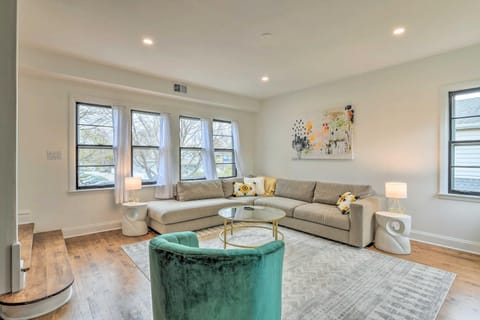 Charming Oak Park Home with Private Fire Pit! Haus in Oak Park