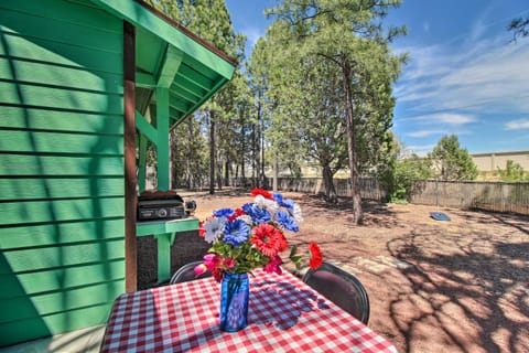 Cozy Lakeside Escape with Gas Grill and Fire Pit! House in Pinetop-Lakeside