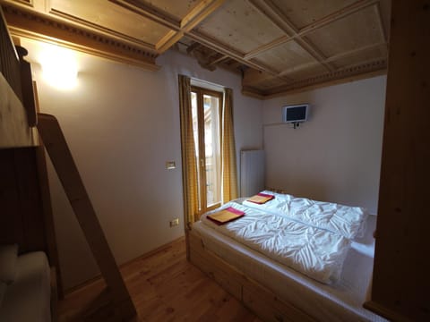 Bedroom, bunk bed