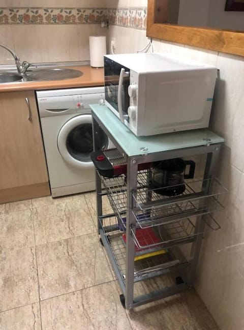 Kitchen or kitchenette, minibar, washing machine