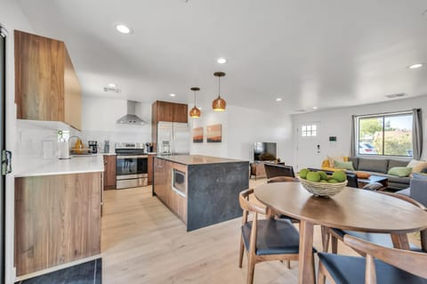 The Palms in Gilbert, AZ - A Desert Getaway with Hot Tub, Private Office with Free Wi-Fi, Walk to Heritage District, Custom Murals & Artwork, Outdoor Games, 20 minutes to Bell Bank Sports Facility, Scottsdale & Phoenix Airport, home House in Gilbert