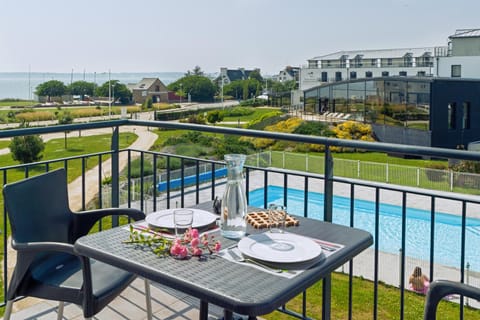 Balcony/Terrace, Pool view, Sea view