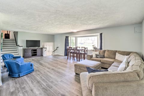 Spacious Getaway with Heated Private Pool! Casa in Michigan City