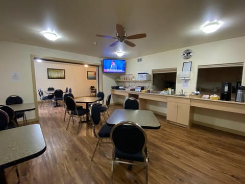 TV and multimedia, Dining area, fireplace