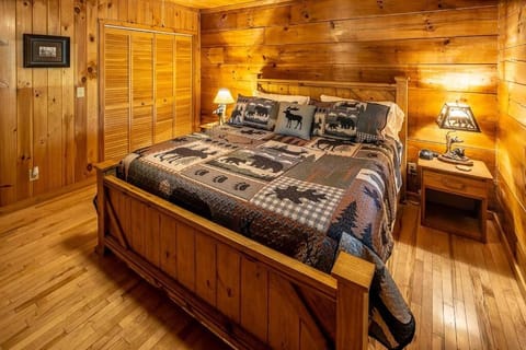 Cozy ‘Grey Fox’ Cabin Between Boone & Blowing Rock House in Watauga