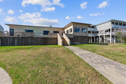 Bay Dreamer - Massive Bayfront Home with Private Pool home Haus in Galveston Island