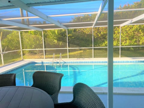 Luxury Stay in Jensen Beach with Heated Pool minutes to Downtown and Beaches Casa in Jensen Beach