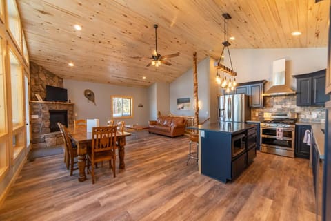 Beautiful New Construction Home with Great Views and Pool Table - Silverheels Chalet House in Park County