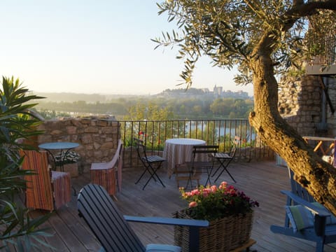 Property building, Patio, Restaurant/places to eat, Day, Natural landscape, View (from property/room), Balcony/Terrace, Seating area, Dining area, River view, Breakfast