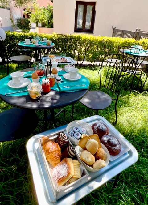 Garden, Food, Garden view, Breakfast, Continental breakfast