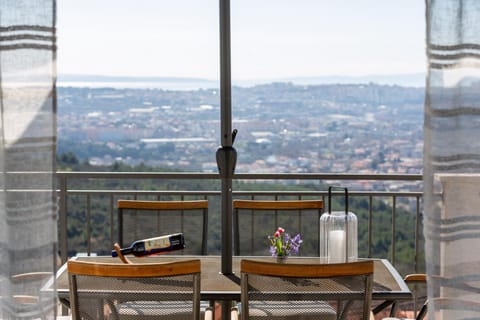 Balcony/Terrace, City view, Mountain view, Street view