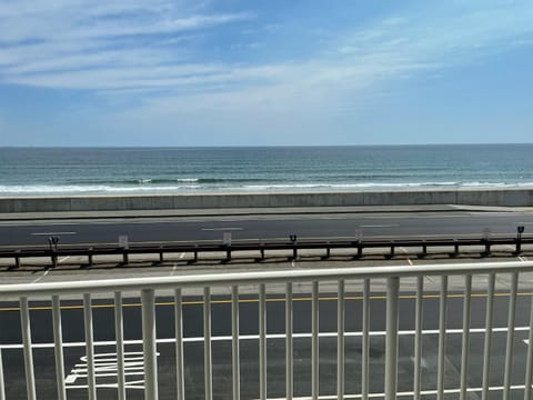OC North Beach ocean front condo with spectacular views Appartement-Hotel in Hampton Beach