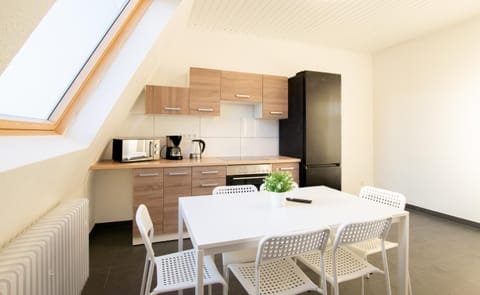 RAJ Living - City Apartments with 2 , 3 and 6 Rooms - 15 Min to Messe DUS and Old Town DUS Apartment in Neuss